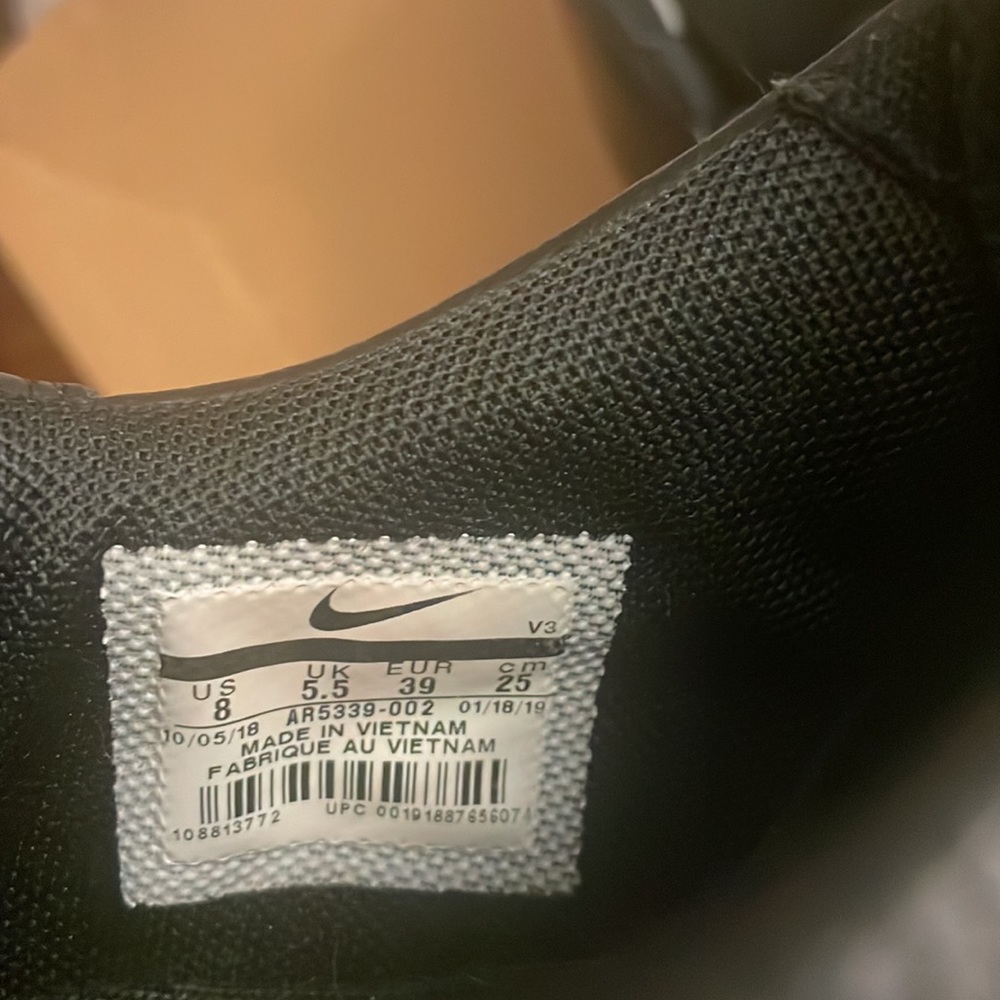 Nike - Picture 7 of 9